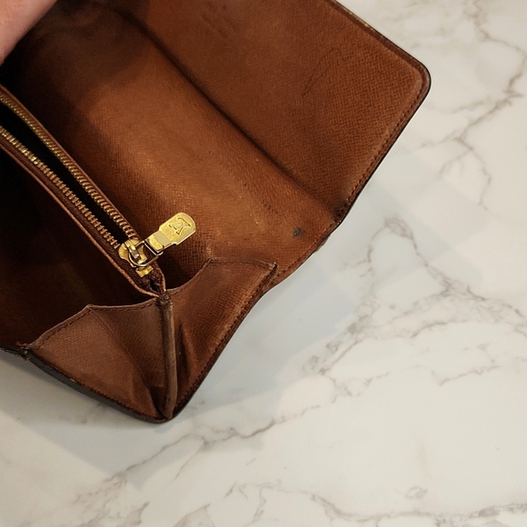 Authentic Louis Vuitton Monogram Sarah Wallet - Picture 4 of 13